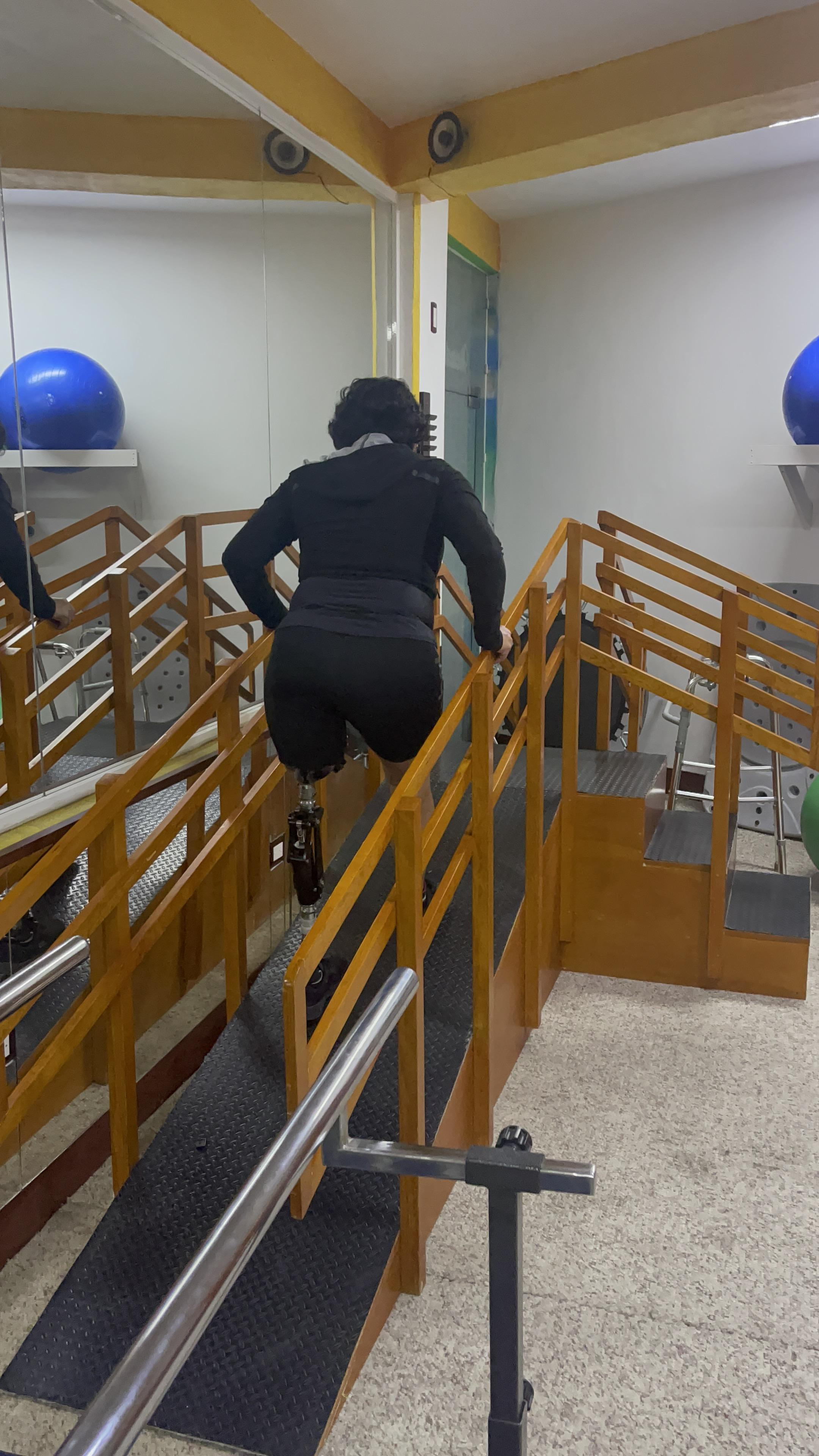 Fisioterapeuta examinando rodilla
