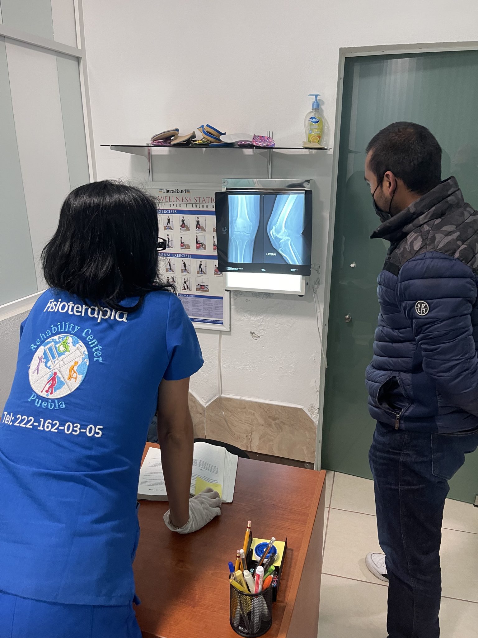 Fisioterapeuta tratando pierna
